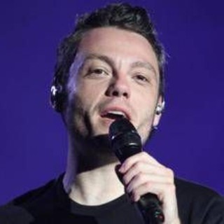 Tiziano Ferro fatica al concerto e preoccupa fan: "Che gli è successo?"