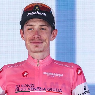 Vingegaard cala il poker, vince la 16^ tappa e consolida la maglia rosa