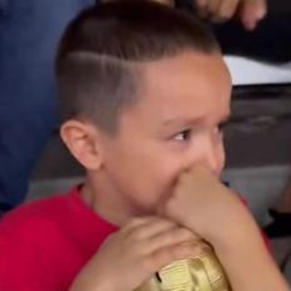 Mondiali, il tifoso dell'Uzbekistan piange e i colombiani lo consolano in tribuna Mondiali, il tifoso dell'Uzbekistan piange e i colombiani lo consolano in tribuna