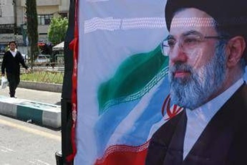 Iran, ore frenetiche prima della tregua: il ruolo chiave di Khamenei nel sì all’accordo Iran, ore frenetiche prima della tregua: il ruolo chiave di Khamenei nel sì all’accordo