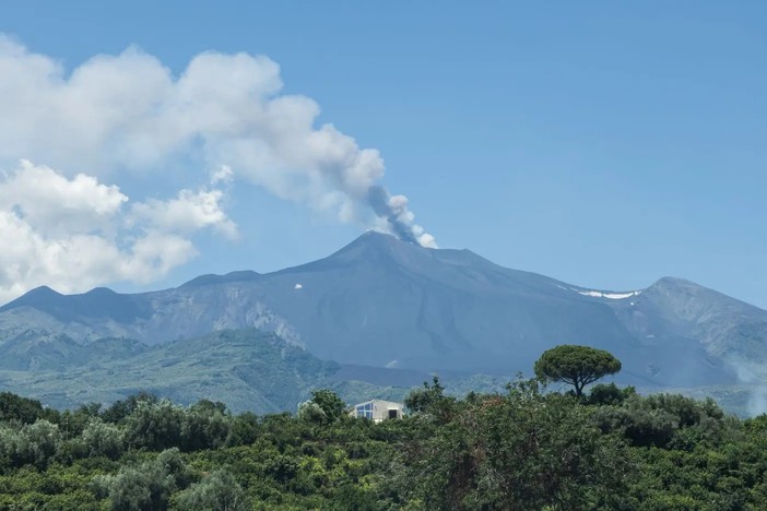 Ripresa sull’Etna attività stromboliana dal cratere Voragine, emissione di cenere