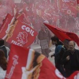 Sciopero generale 12 dicembre, stop di 24 ore contro la manovra: cortei in tutta Italia Sciopero generale 12 dicembre, stop di 24 ore contro la manovra: cortei in tutta Italia