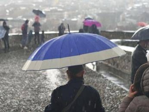 Doppio vortice sull'Italia, pioggia e freddo verso Pasqua: previsioni meteo