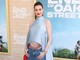 Anne Hathaway mostra il pancione, è polemica. L'esperto: "La gravidanza non è una malattia"