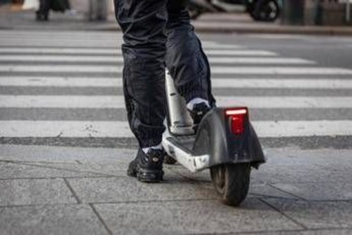 Milano, in due su monopattino contro auto: morto 19enne