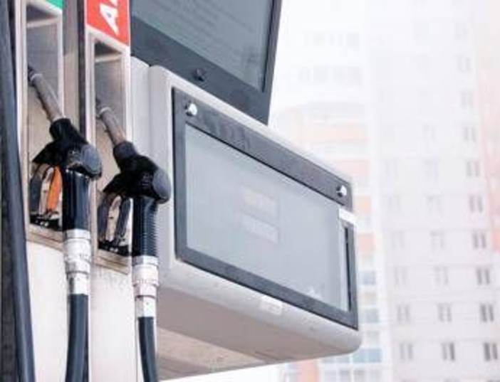 Caro carburante, bonus o aiuti a pensionati: le possibili misure del governo