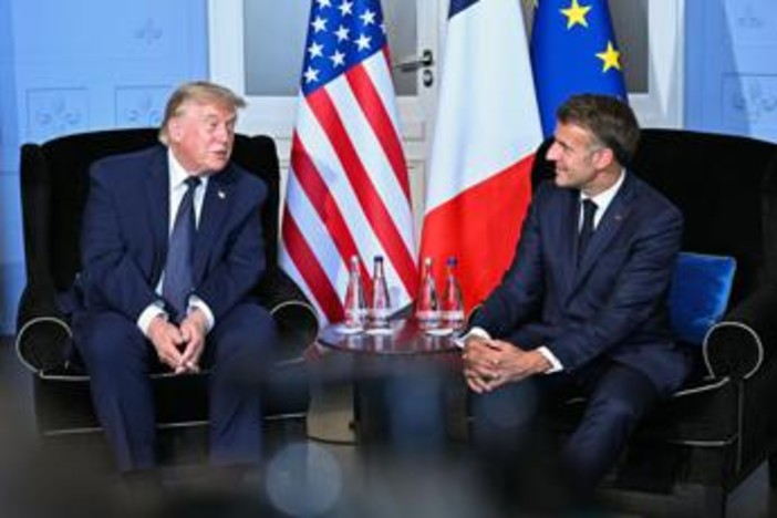 Leader al G7, Trump incontra Macron: "Stretto di Hormuz sarà completamente aperto venerdì"