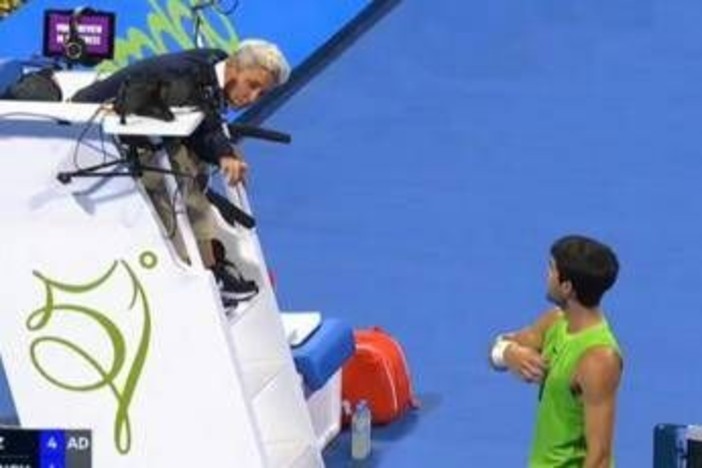 Arbitro gli rifila un warning, Alcaraz si infuria: la lite a Doha