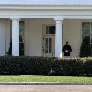 Il giallo del ricovero di Trump, il presidente Usa lontano dall'occhio pubblico: "Al lavoro per gli americani"