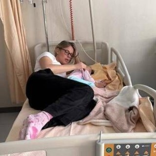 Federica Pellegrini in ospedale con la figlia: "Ha avuto convulsioni febbrili" Federica Pellegrini in ospedale con la figlia: "Ha avuto convulsioni febbrili"