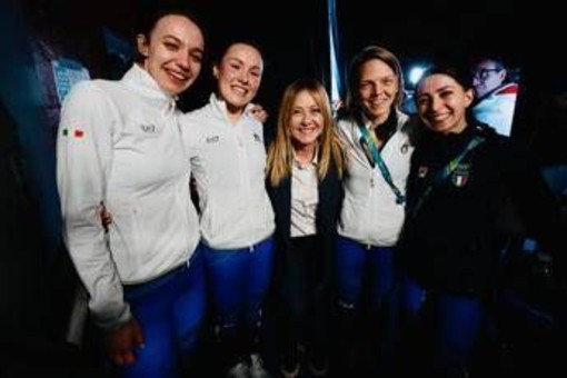 Meloni, show a Milano Cortina: tifa, applaude e Fontana le promette una tutina