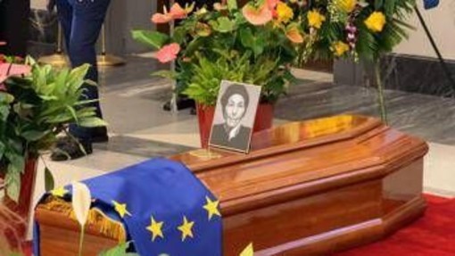 L'addio a Emma Bonino, oggi dalle 10 alle 19 riapre la camera ardente in Campidoglio
