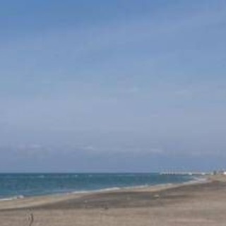Cadavere sul bagnasciuga a Ostia, indagini in corso