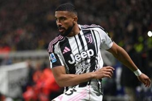 Mano di Bremer in area, arbitro assegna rigore: proteste in Atalanta-Juventus