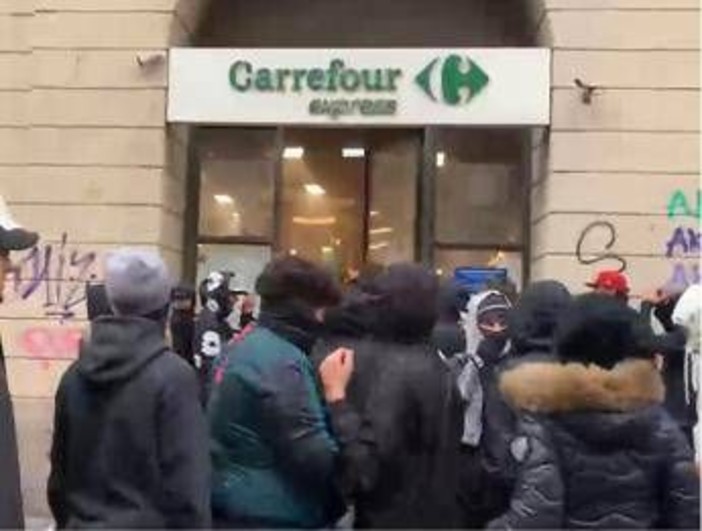 Milano, riparte la guerriglia in centro: giovani sfondano vetrine centro, assaltato Carrefour