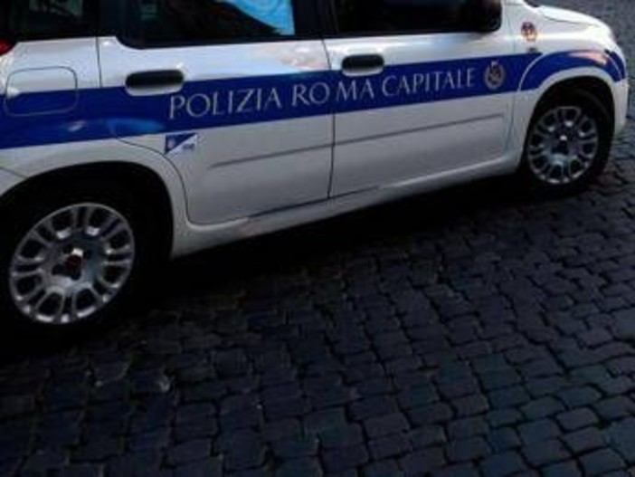 Roma, 14enne travolto da un suv su marciapiede davanti a scuola: è grave Roma, 14enne travolto da un suv su marciapiede davanti a scuola: è grave