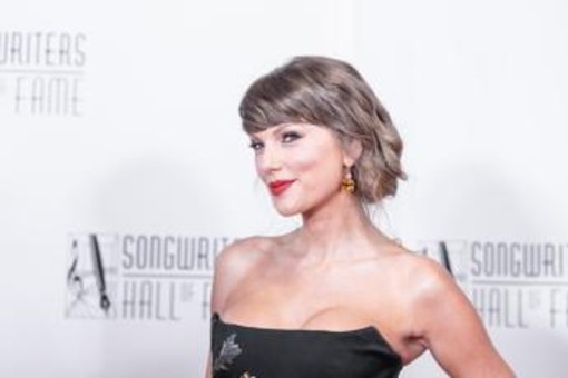 Taylor Swift entra nella Songwriters Hall of Fame, è l'artista più giovane di sempre Taylor Swift entra nella Songwriters Hall of Fame, è l'artista più giovane di sempre