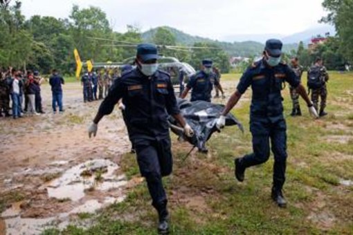 Alluvione in Nepal, oltre 600 morti e 2.500 dispersi: il fango complica i soccorsi Alluvione in Nepal, oltre 600 morti e 2.500 dispersi: il fango complica i soccorsi