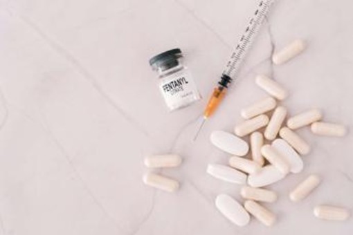 Furto Fentanyl a Roma: cos'è l'analgesico 80 volte più potente della morfina Furto Fentanyl a Roma: cos'è l'analgesico 80 volte più potente della morfina