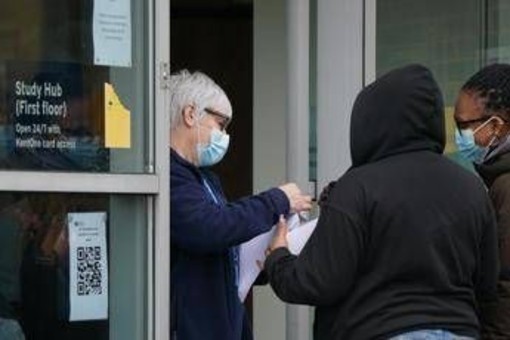 Meningite, epidemia fra studenti in Uk: 2 morti e 15 casi confermati Meningite, epidemia fra studenti in Uk: 2 morti e 15 casi confermati