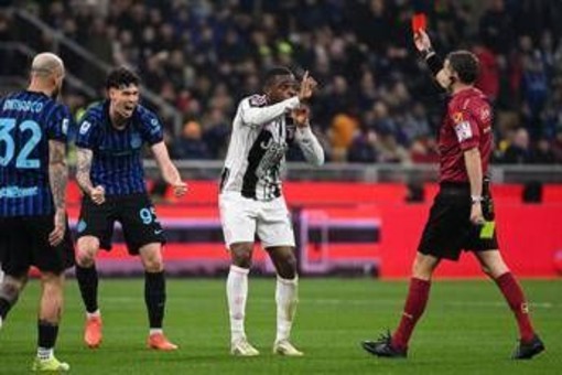 "Arbitro è il miglior giocatore dell'Inter", l'espulsione di Kalulu fa il giro del mondo "Arbitro è il miglior giocatore dell'Inter", l'espulsione di Kalulu fa il giro del mondo