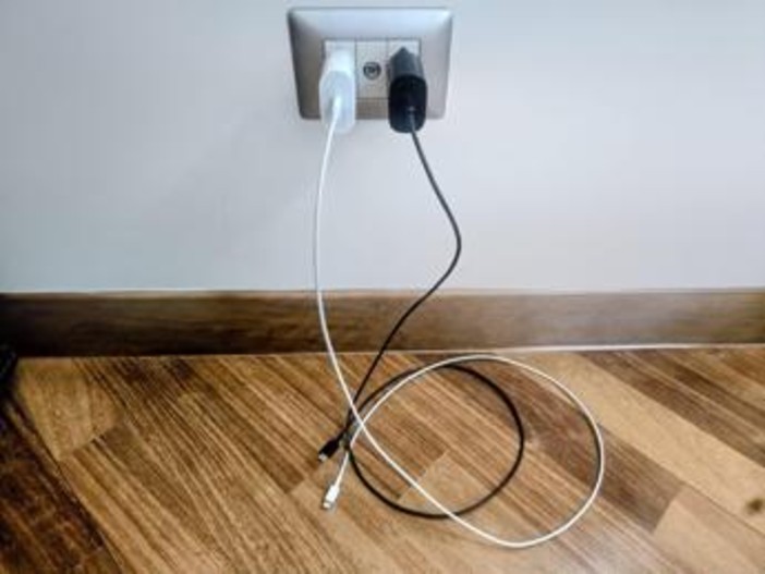 Caricabatteria attaccato alla presa senza telefono, consuma? Cosa succede