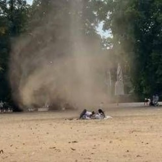 Il 'diavolo di sabbia' attraversa un parco di Londra: paura tra i presenti Il 'diavolo di sabbia' attraversa un parco di Londra: paura tra i presenti