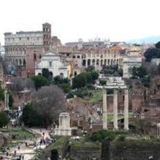 Roma, cade albero in via dei Fori Imperiali: 3 feriti lievi