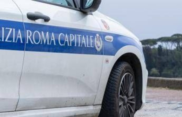 Roma, scontro tra autocarro e moto in via Ardeatina: muore un 43enne Roma, scontro tra autocarro e moto in via Ardeatina: muore un 43enne