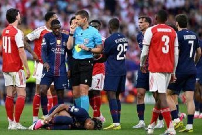 Psg-Arsenal, caos rigori in finale Champions: protestano Luis Enrique e Arteta
