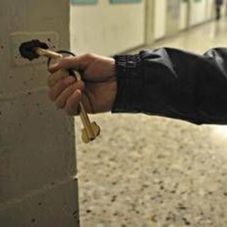 Carceri, La Russa lancia nuovo appello: "Si pensi a mini-indultino entro Natale" Carceri, La Russa lancia nuovo appello: "Si pensi a mini-indultino entro Natale"