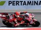 Marquez accelera, Bezzecchi e Fernandez cadono: cos'è successo in partenza in MotoGp