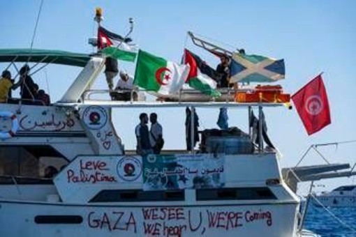Flotilla per Gaza: "Intercettati da motoscafi israeliani". Farnesina chiede informazioni a Tel Aviv