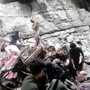 Bus precipita in un burrone in Pakistan, almeno 40 morti Bus precipita in un burrone in Pakistan, almeno 40 morti