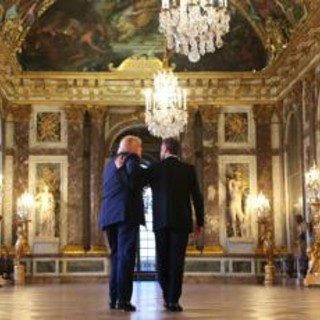 Aragosta, caviale e tartufo: il menù della cena tra Macron e Trump a Versailles Aragosta, caviale e tartufo: il menù della cena tra Macron e Trump a Versailles