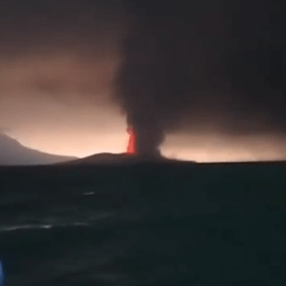 Indonesia, erutta il vulcano Anak Krakatau: chiusi quattro aeroporti, disagi per oltre 270mila passeggeri Indonesia, erutta il vulcano Anak Krakatau: chiusi quattro aeroporti, disagi per oltre 270mila passeggeri