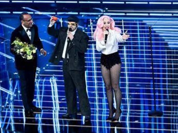Sanremo 2026, TonyPitony e il caco sul palco: il significato del gesto