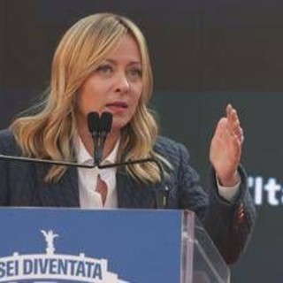 Meloni ad Atreju: &quot;Italiani si fidano del governo&quot;. Stoccata a Schlein: &quot;Chi non viene qui non ha contenuti&quot;