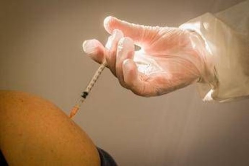 Un unico vaccino anti Covid e influenza, c'è l'ok dell'Ema al farmaco per gli over 50 Un unico vaccino anti Covid e influenza, c'è l'ok dell'Ema al farmaco per gli over 50