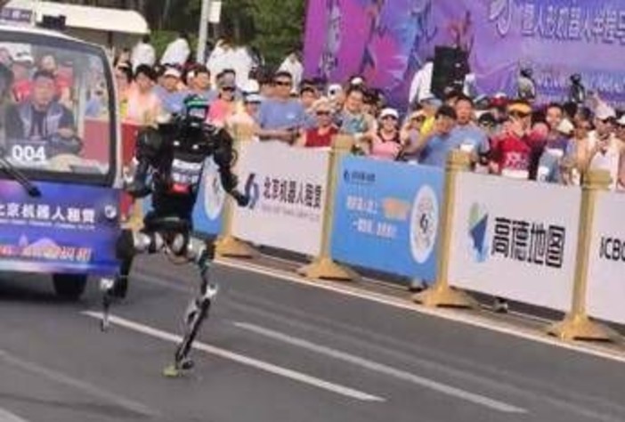 Un robot batte gli uomini (con record assurdo) nella mezza maratona di Pechino - Il video