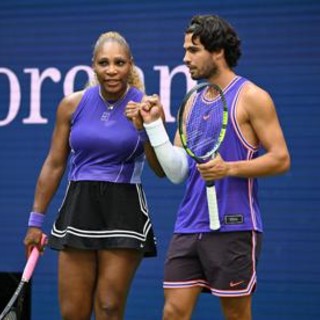 Alcaraz show al ritorno in campo con Serena Williams: super debutto per la coppia da sogno, poi il ko contro Cobolli Alcaraz show al ritorno in campo con Serena Williams: super debutto per la coppia da sogno, poi il ko contro Cobolli