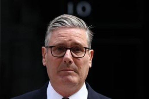 Starmer si commuove: "Torno a fare il marito e il padre" Starmer si commuove: "Torno a fare il marito e il padre"