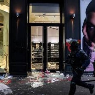 Cosmetici, smartphone e abiti firmati: il bottino dei saccheggi in vendita su Vinted