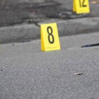 Spara tre volte contro la palazzina di fronte, poi si toglie la vita