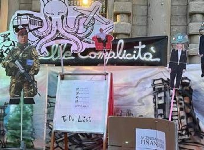 Scala, la protesta prima dell'evento: Meloni e ministri ritratti con l'elmetto