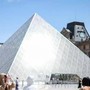 Louvre, appendono due quadri nella sala della Gioconda. Arrestati due tedeschi: "Stavamo scherzando" Louvre, appendono due quadri nella sala della Gioconda. Arrestati due tedeschi: "Stavamo scherzando"