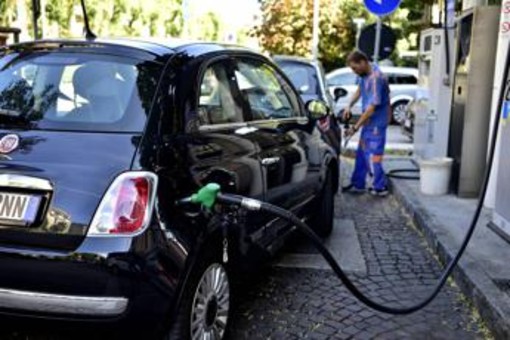 Prezzi carburanti, nuova accisa sul diesel: aumenti per IP e Q8, frenata di Eni Prezzi carburanti, nuova accisa sul diesel: aumenti per IP e Q8, frenata di Eni