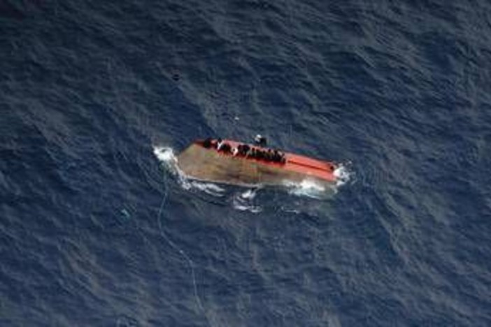 Migranti, naufragio al largo della Libia: "32 superstiti, oltre 70 i dispersi" Migranti, naufragio al largo della Libia: "32 superstiti, oltre 70 i dispersi"