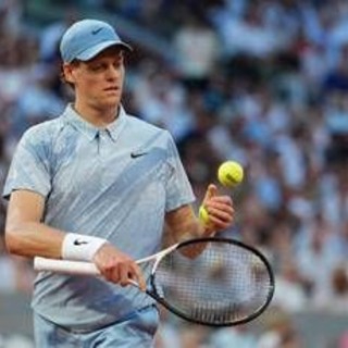 Sinner, il nuovo kit al Roland Garros non convince: "Sembra Cenerentolo" Sinner, il nuovo kit al Roland Garros non convince: "Sembra Cenerentolo"