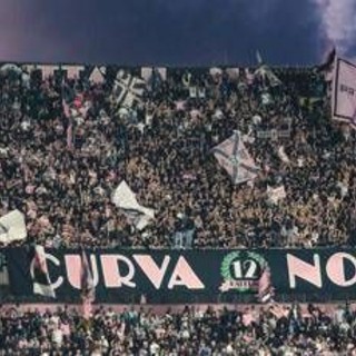 Petardi in campo, rissa e ospiti scortati fuori: caos in Palermo-Catanzaro Petardi in campo, rissa e ospiti scortati fuori: caos in Palermo-Catanzaro